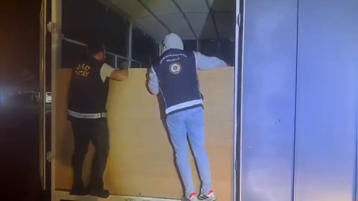 Polisin ’kimse var mı’ sorusunun yanıtsız kaldığı kamyondan 31 kaçak göçmen çıktı