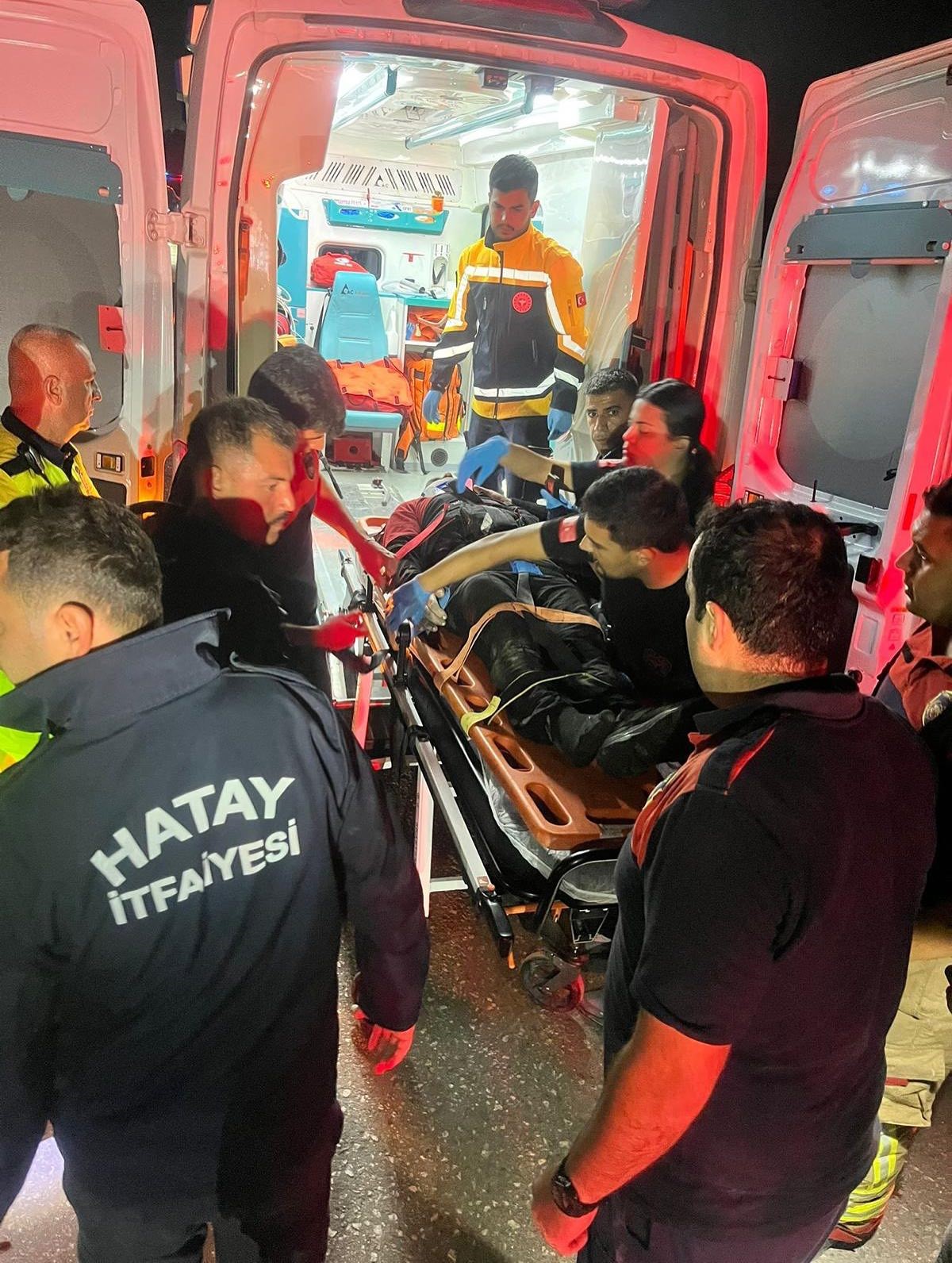 Asi Nehri&rsquo;ne u&ccedil;an motosikletin s&uuml;r&uuml;c&uuml;s&uuml;n&uuml; itfaiye kurtardı
