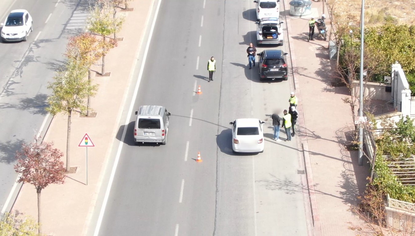 Polisi görünce sürücü değiştirdiler, drondan kaçamadılar