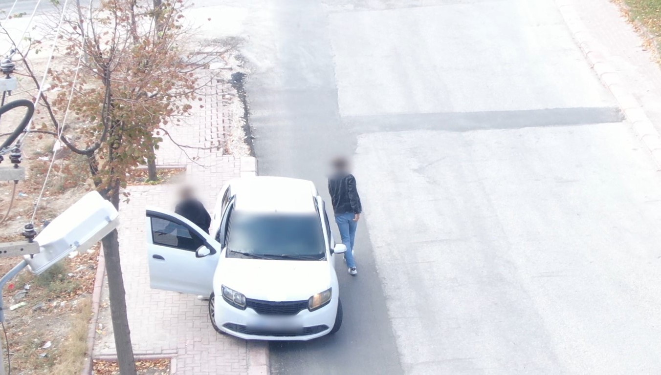 Polisi görünce sürücü değiştirdiler, drondan kaçamadılar