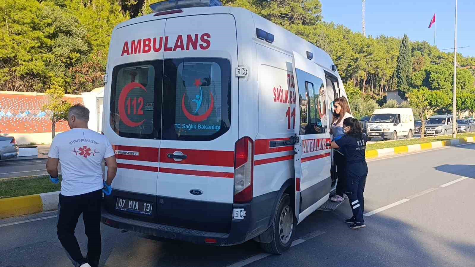 Park halindeki ara&ccedil;lara &ccedil;arpıp yan yatan otomobilin s&uuml;r&uuml;c&uuml;s&uuml; yaralandı
