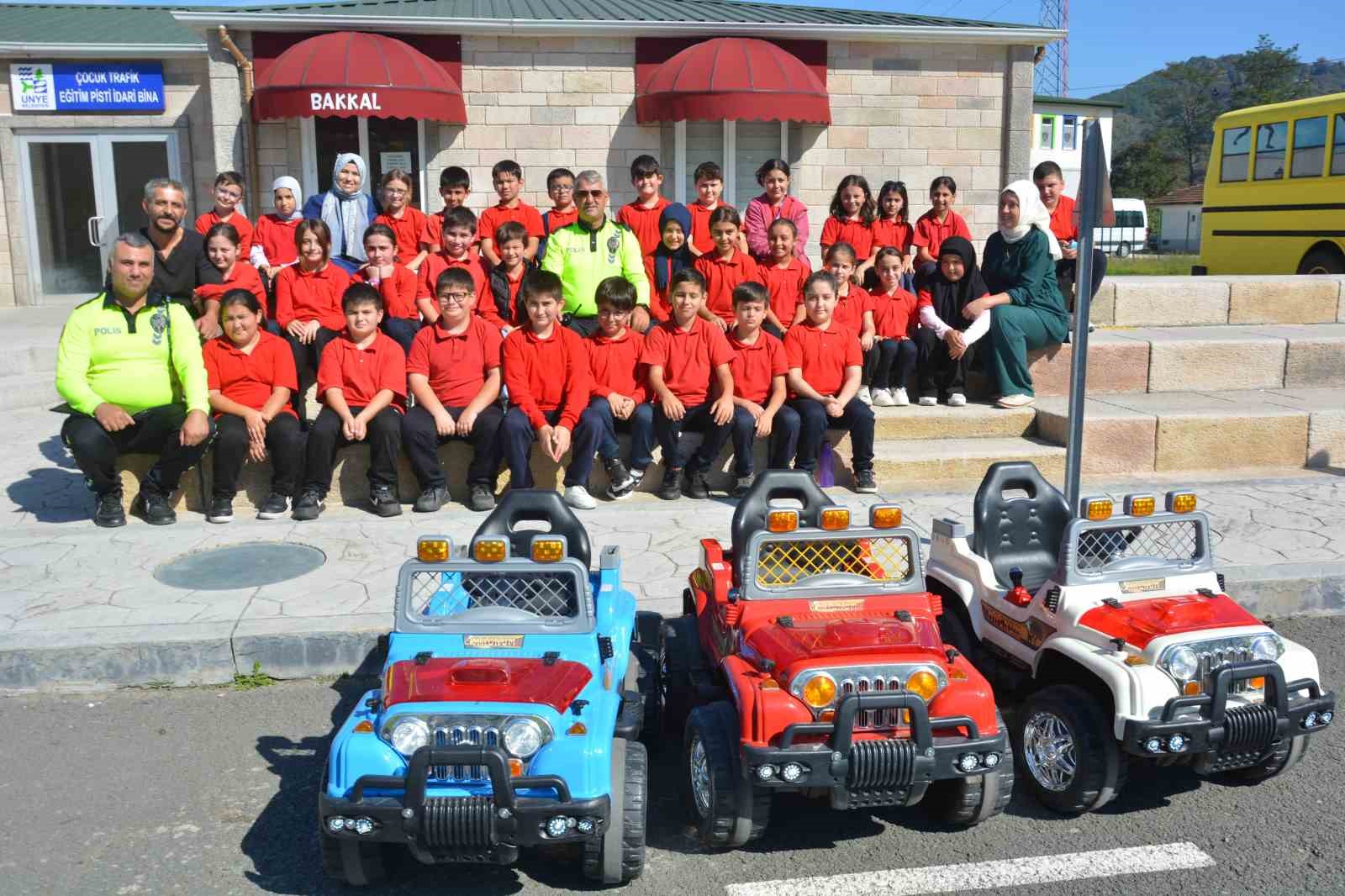Ordu’da öğrenciler, trafik eğitim pistinde kuralları uygulamalı öğreniyor