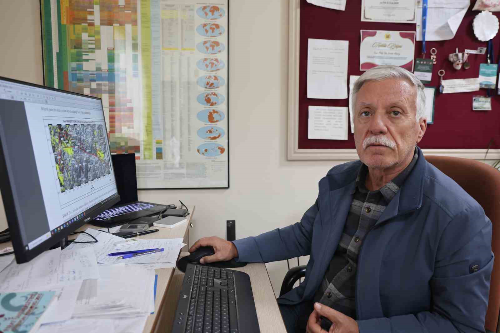 Jeoloji Uzmanı Prof. Dr.  Ercan Aksoy: Sındırgı’da 14 binin üzerinde deprem yaşandı