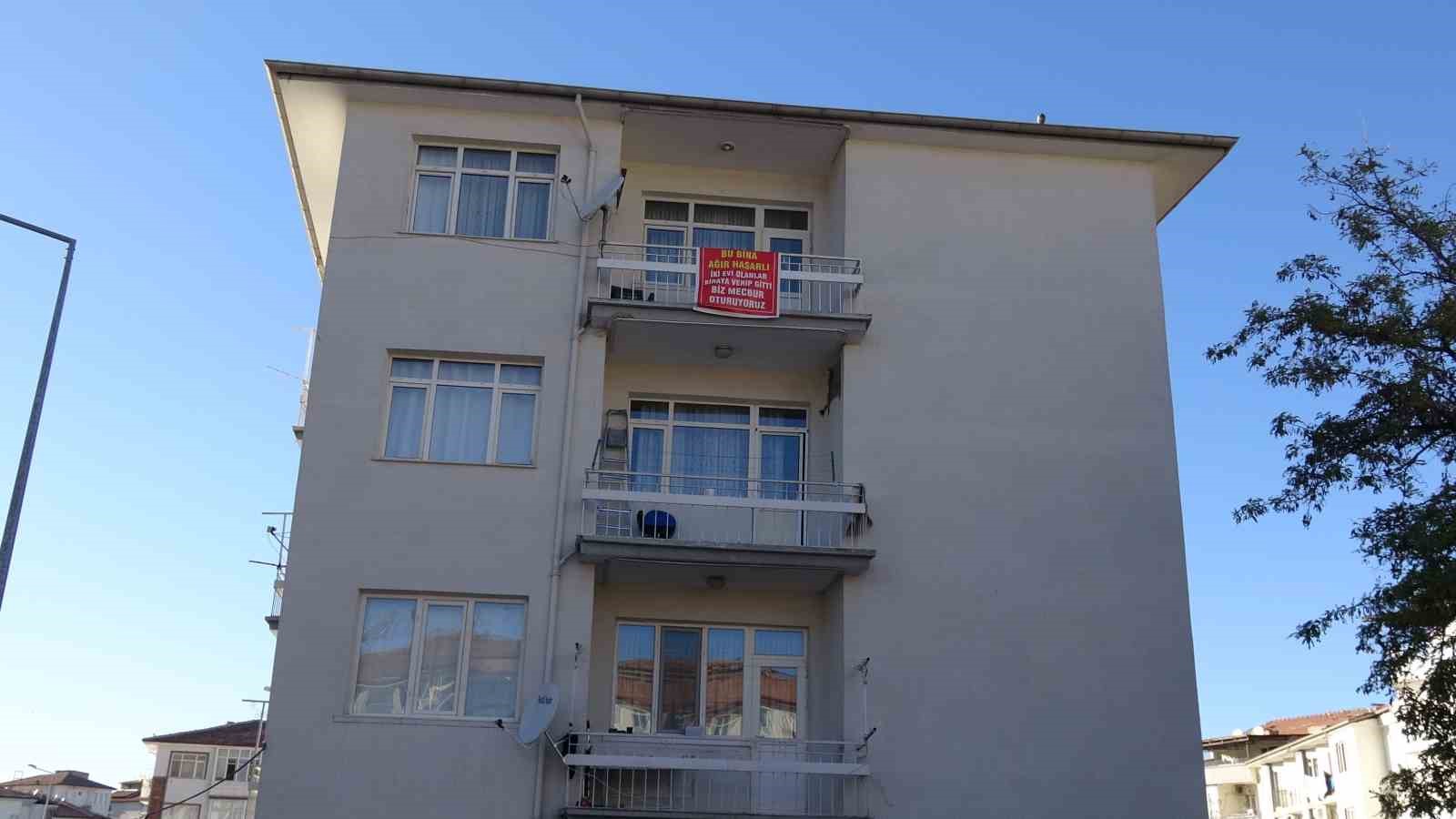 Ağır hasarlı pankartı asılan binayı g&ouml;renler bir daha bakıyor
