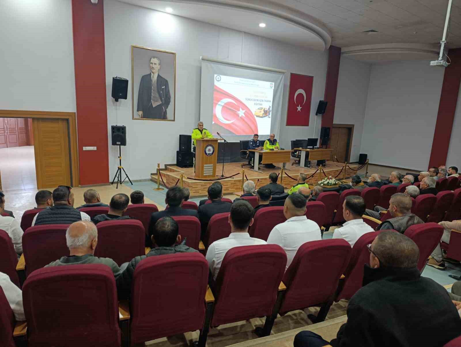 Malatya&rsquo;da ticari taksi s&uuml;r&uuml;c&uuml;lerine trafik bilgilendirmesi
