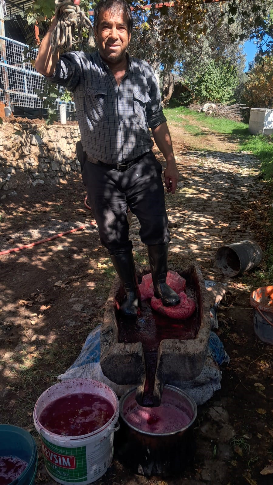 Aydın&rsquo;da narlar geleneksel y&ouml;ntemle ekşiye d&ouml;n&uuml;ş&uuml;yor 