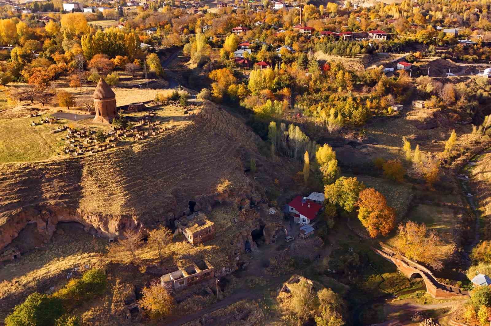 Ahlat’ın tarihi mekanlarında sonbahar güzelliği