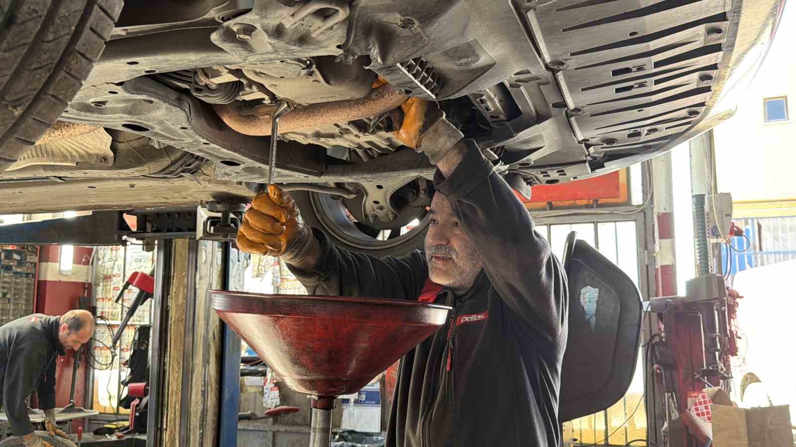 Uzmandan sürücülere kış uyarısı: "Lastik, akü ve antifrizi kontrol ettirin"