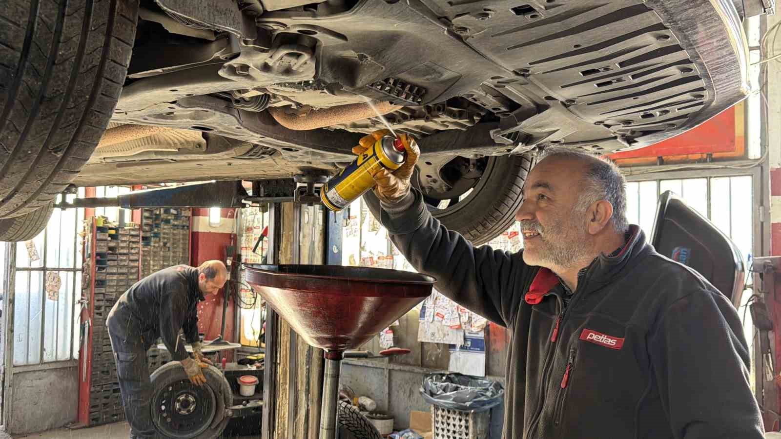 Uzmandan s&uuml;r&uuml;c&uuml;lere kış uyarısı: "Lastik, ak&uuml; ve antifrizi kontrol ettirin"
