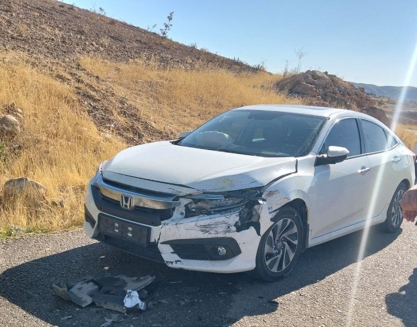 Batman’da pikap ile otomobil kafa kafaya çarpıştı