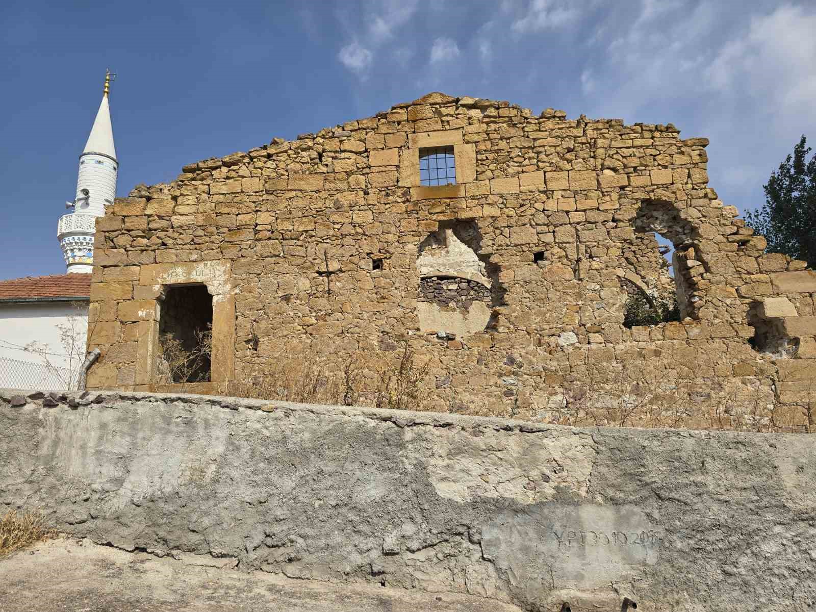 Garipler Köyü Kilisesi 300 yıllık tarihiyle zamana direniyor