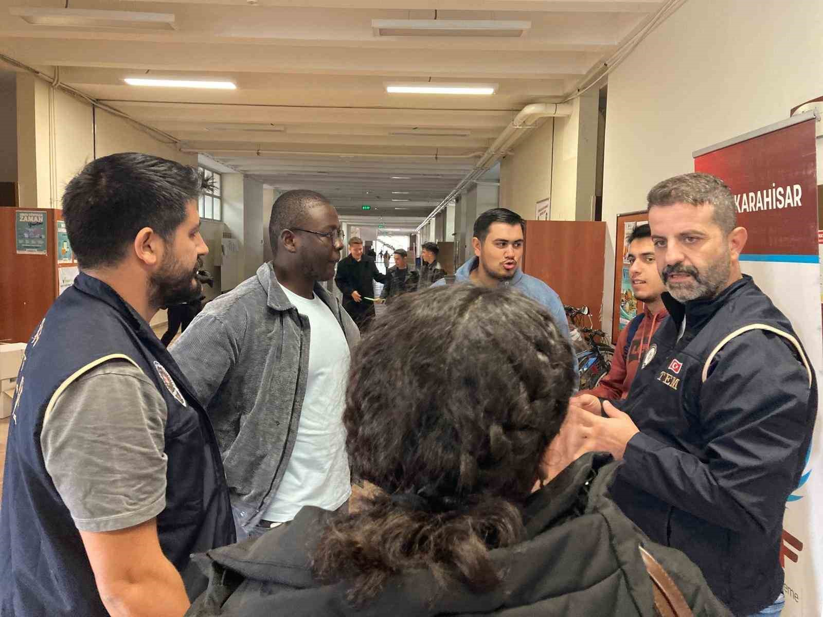 Polisten 17 bin &uuml;niversite &ouml;ğrencisine ter&ouml;rle ve uyuşturucuyla m&uuml;cadele eğitimi
