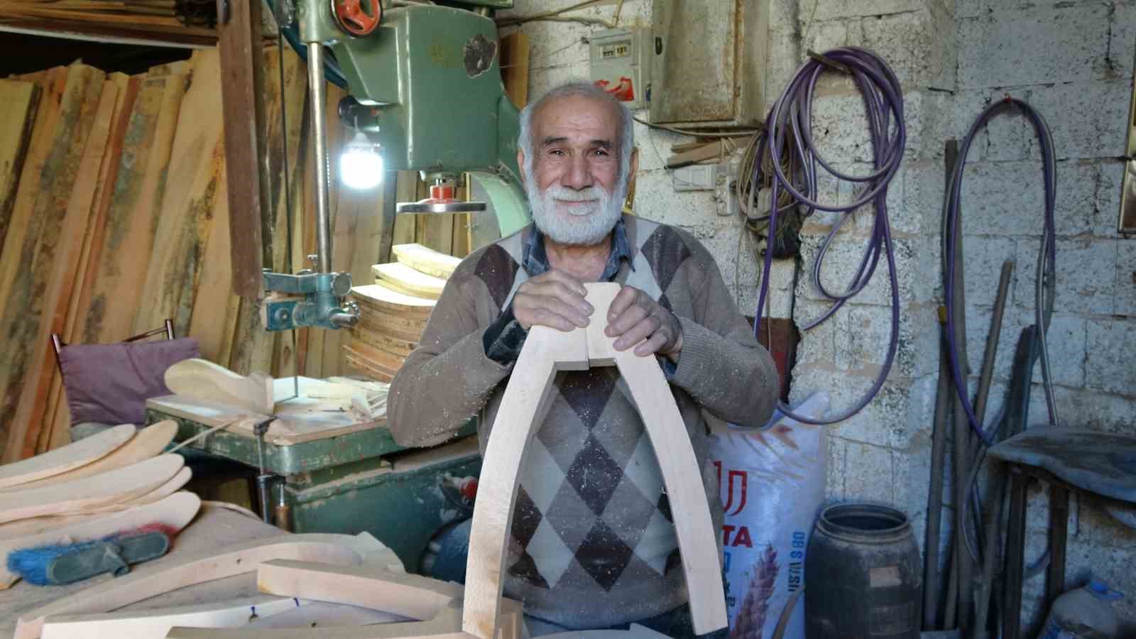 Baba mesleğini 62 yıldır s&uuml;rd&uuml;r&uuml;yor
