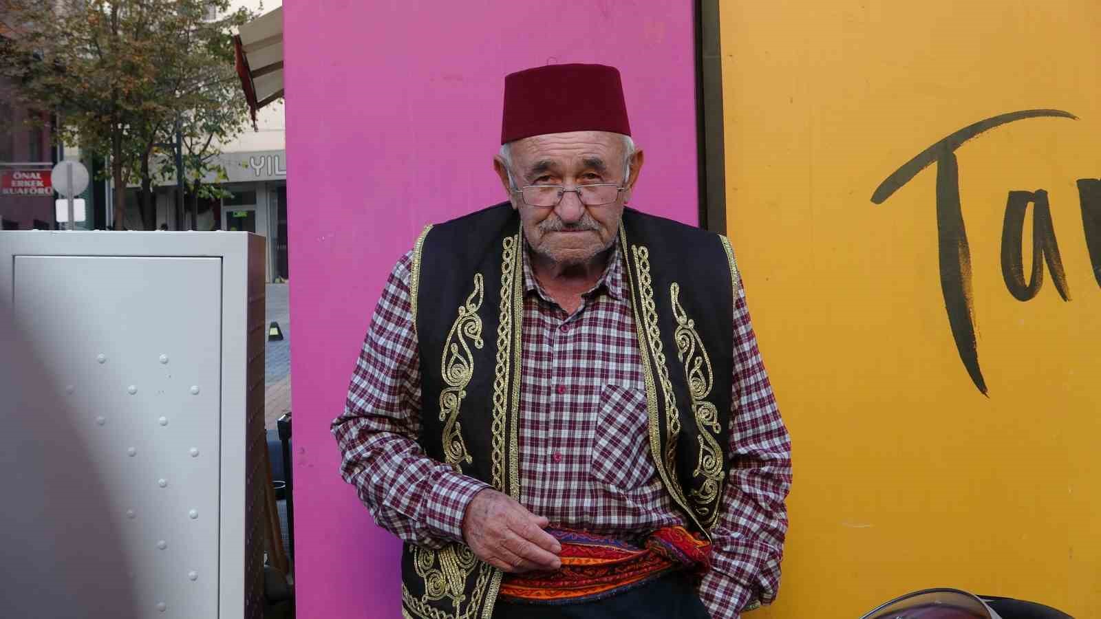 Isparta’da 11 yaşında başladığı mesleğinde 65 yıldır sokaklarda