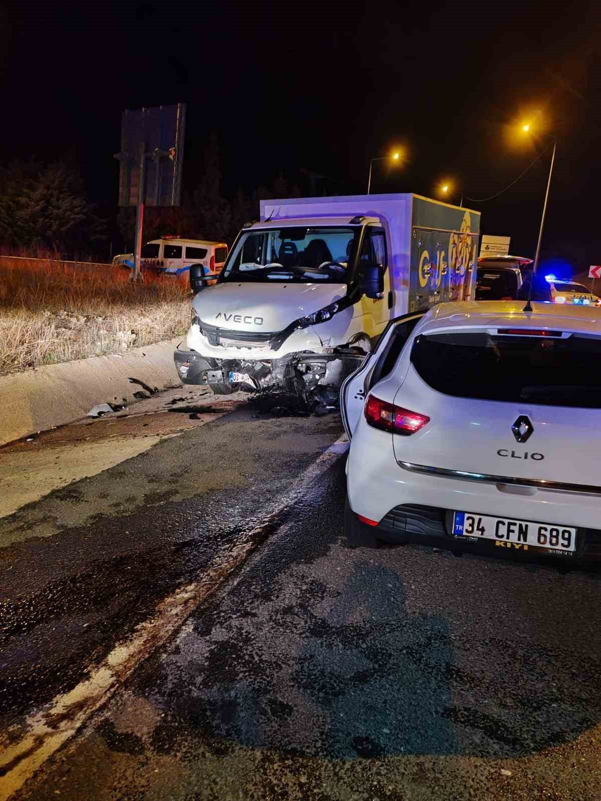 Bilecik&rsquo;te 2 ara&ccedil; kafa kafaya &ccedil;arpıştı; 2 yaralı
