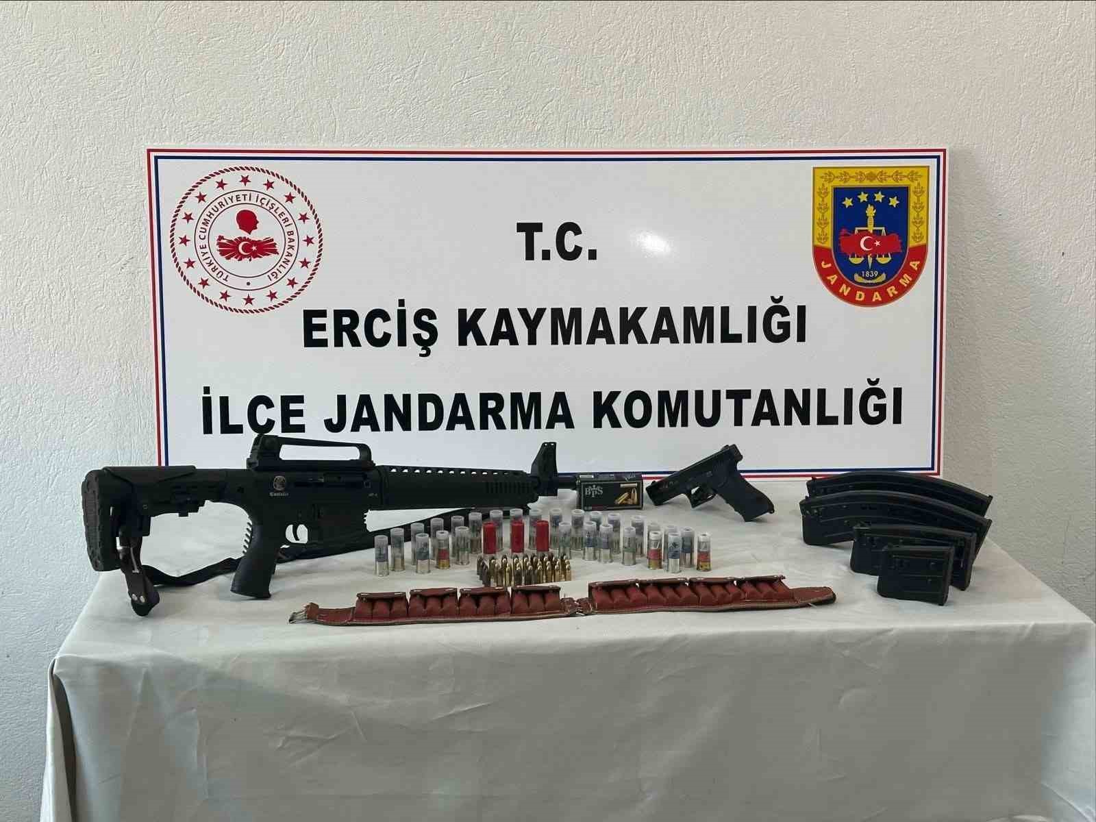 Erciş’te ruhsatsız silah ve fişek ele geçirildi