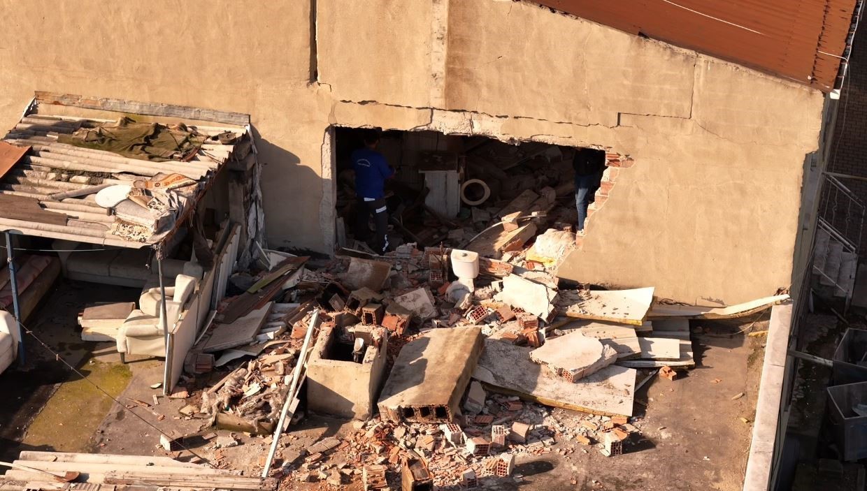 K&uuml;&ccedil;&uuml;k&ccedil;ekmece&rsquo;de patlamanın yaşandığı yer makarna imalathanesi &ccedil;ıktı
