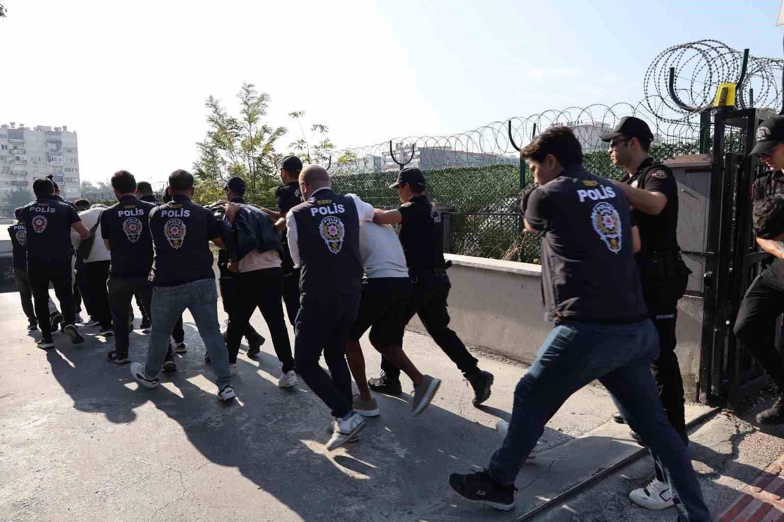 Deste deste para kt: Loca bileti satarak dolandrclk yapan 16 pheli yakaland
