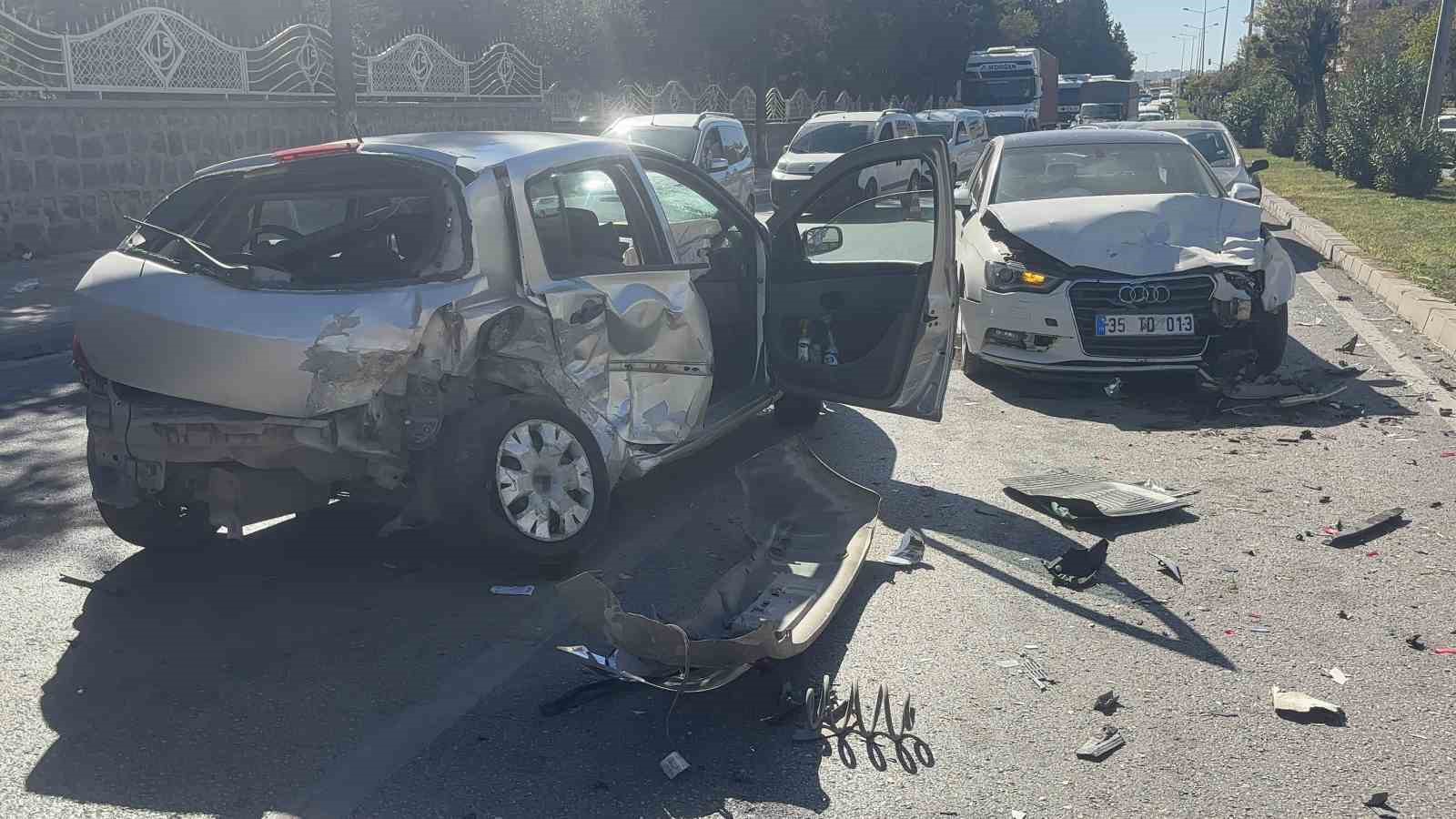 Kontrolden çıkan otomobil karşı şeride uçarak iki otomobile çarptı: 4 yaralı