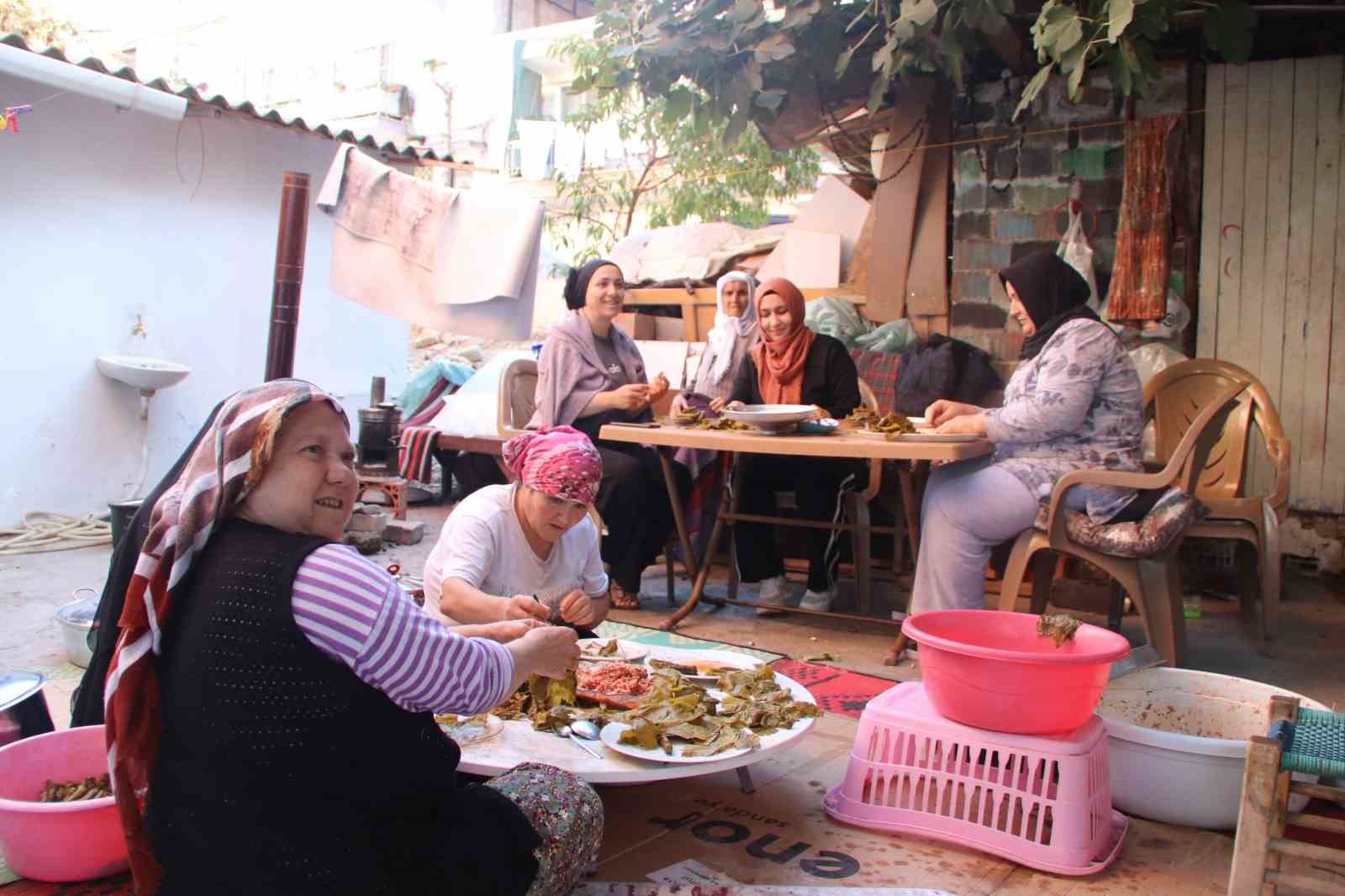 Turgutlulu kadınlar Gazze’ye destek için sarma sarıyor