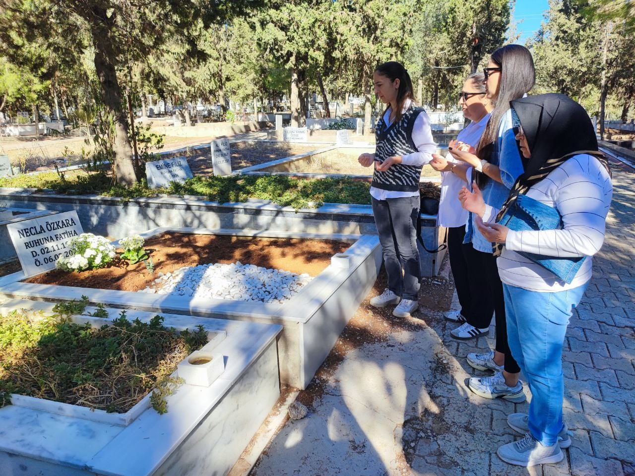 Müteahhit rekor ceza alınca genç kadın, anne ve babasının mezarında şükür duası etti