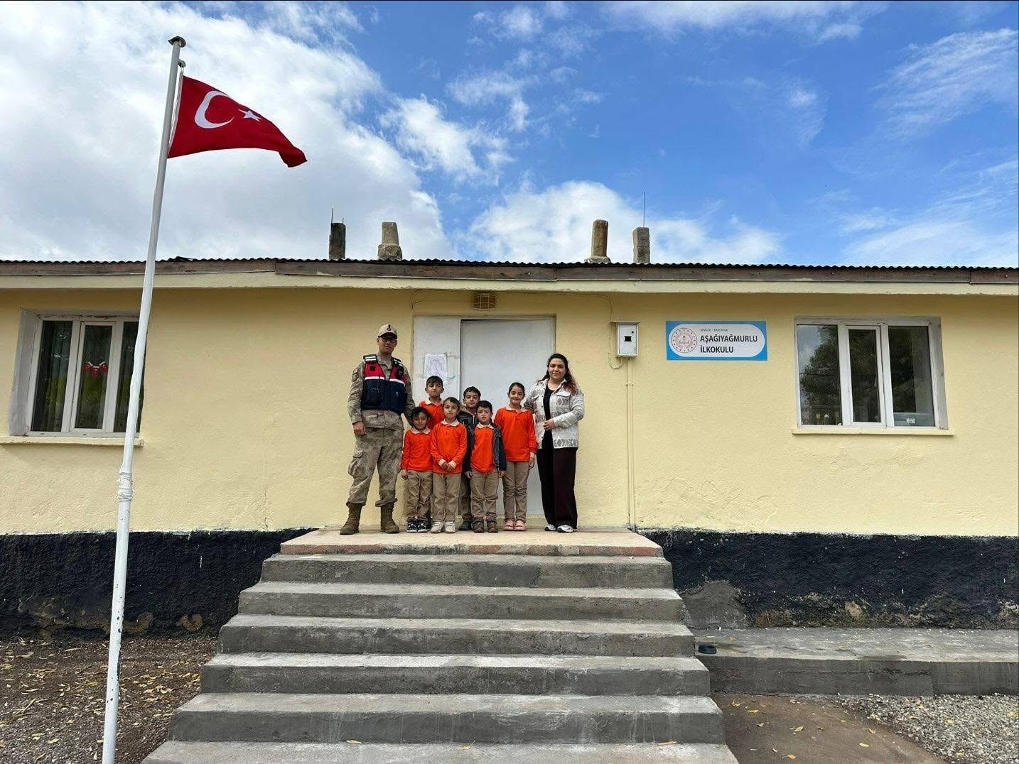 Bingöl’de jandarma ekipleri okulun bakım ve onarımını yaptı
