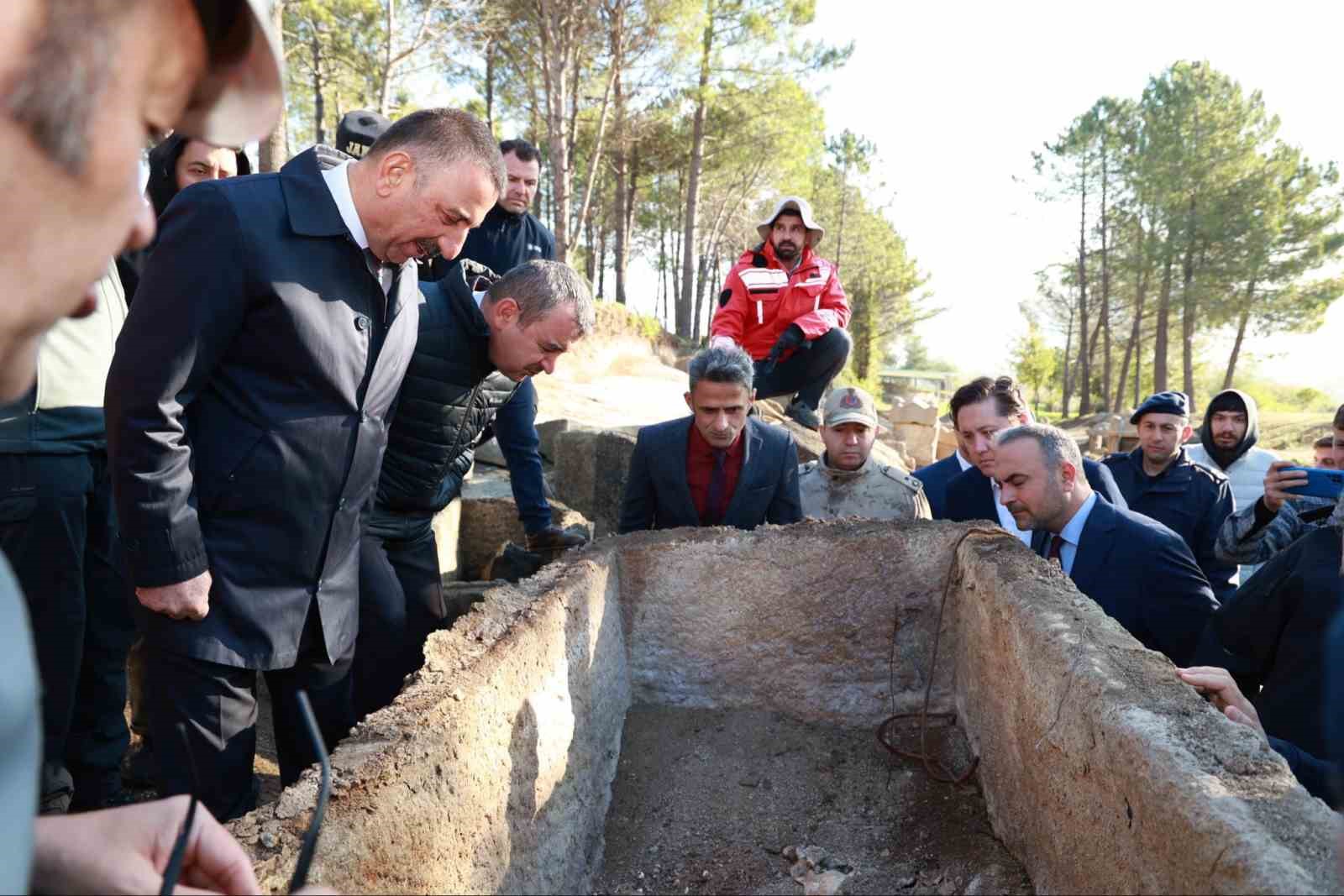 Tios Antik Kenti’nde bulunan Roma Dönemi lahitleri törenle açıldı