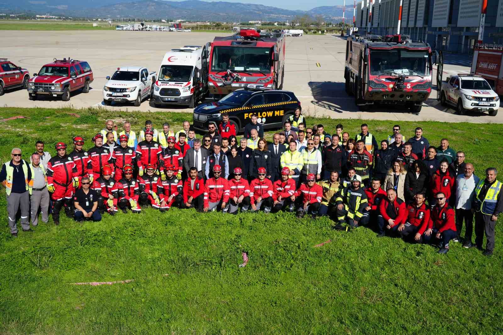 Balıkesir’deki 6.1’lik depremin ardından Koca Seyit Havalimanında ekipler kurtarma tatbikatı yaptı