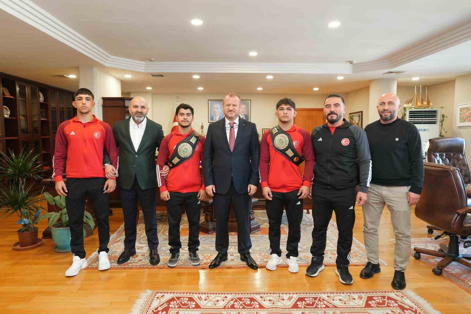 Dünya şampiyonu güreşçilerden RTÜK’e ziyaret