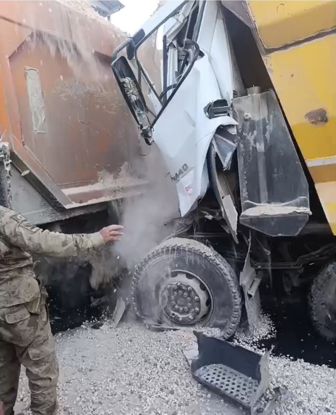 Mardin’de freni patlayan kamyon, hafriyat kamyonuna çarptı: 1 ölü