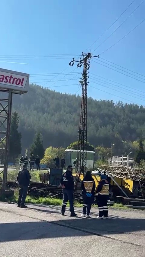 Trafik cezasına &ouml;fkelenen s&uuml;r&uuml;c&uuml; elektrik direğine &ccedil;ıktı
