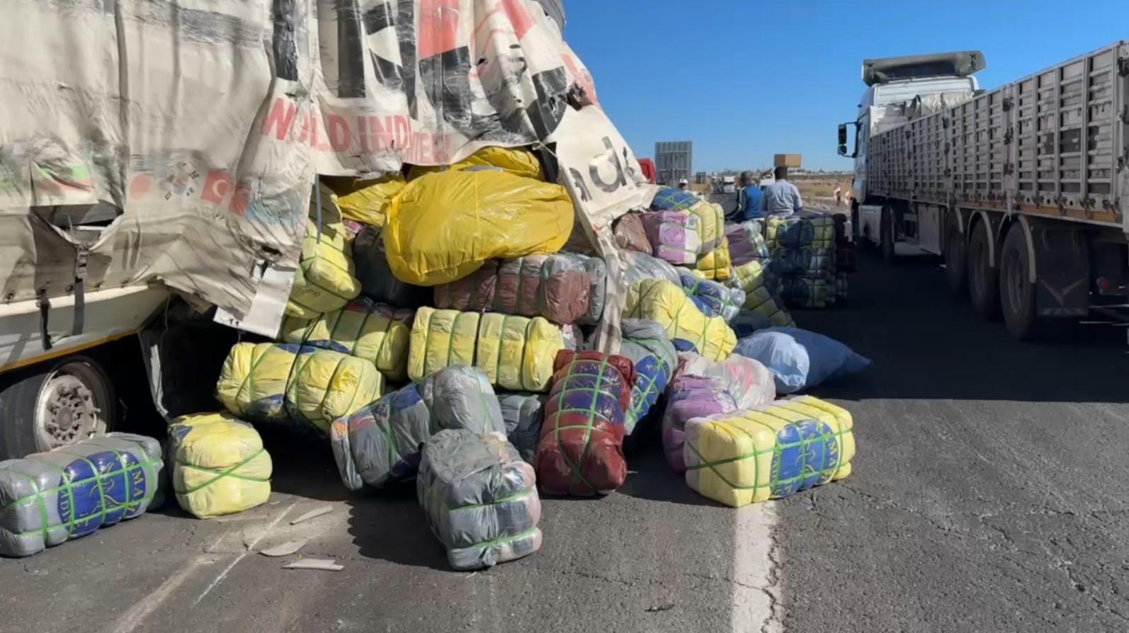 Şanlıurfa&rsquo;da tekstil hammaddesi y&uuml;kl&uuml; tır devrildi
