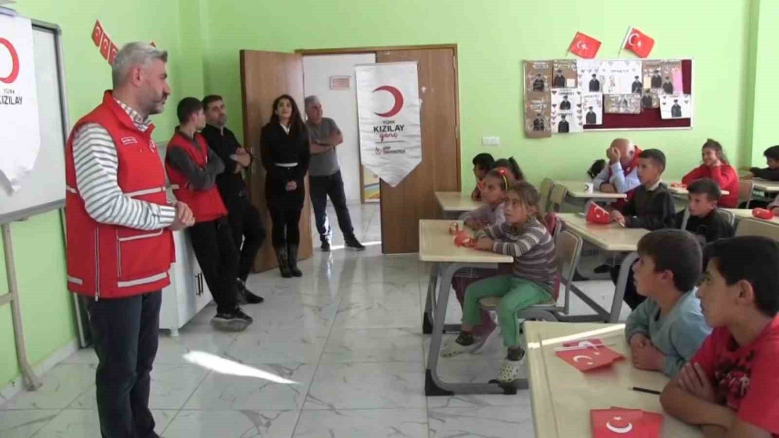 Siirt&rsquo;te ilkokul &ouml;ğrencilerine "Heimlich" manevrası ve ilk yardım konuları anlatıldı
