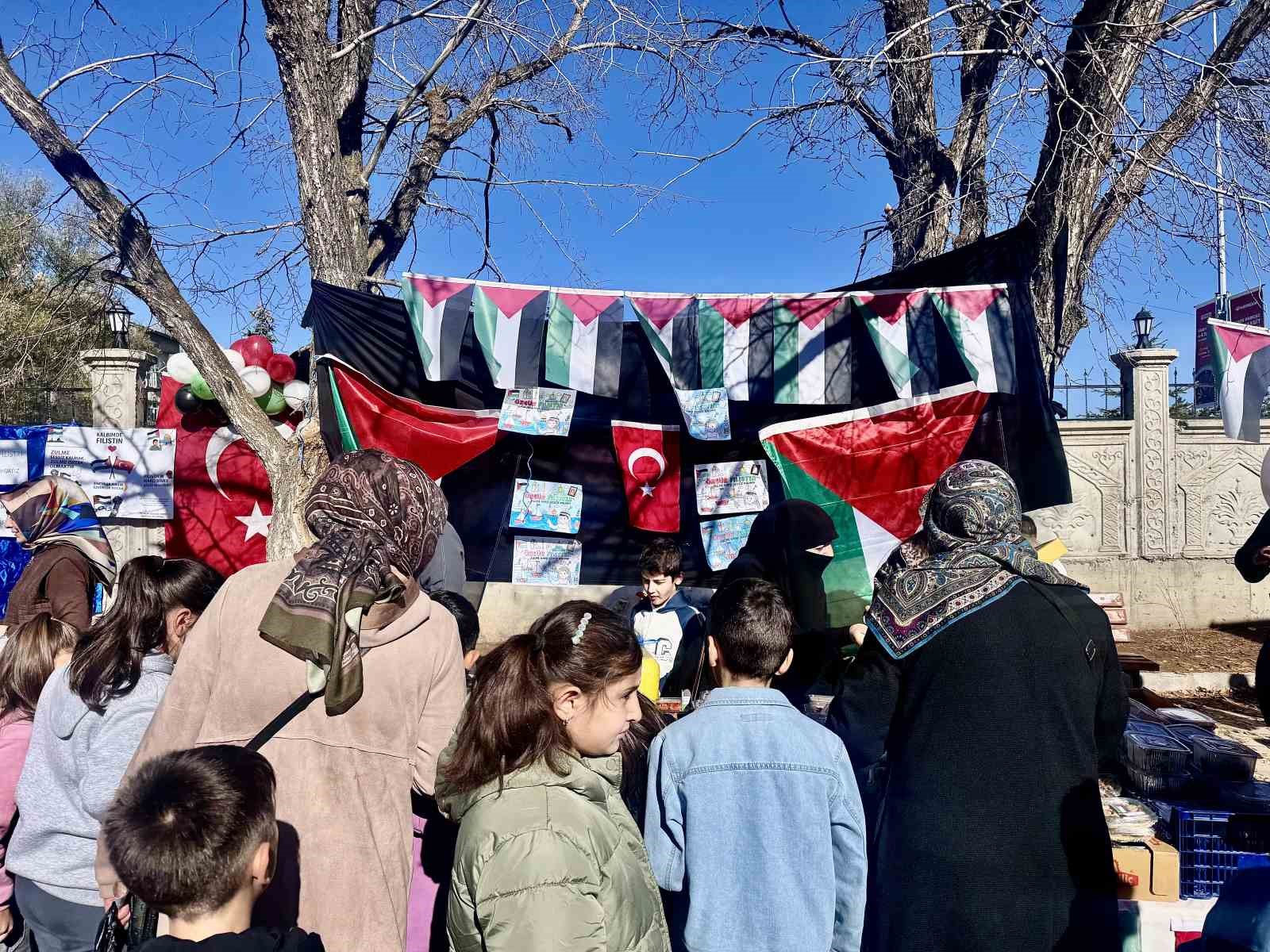 Minik eller Gazze i&ccedil;in bir araya geldi, 3 milyon TL yardım toplandı
