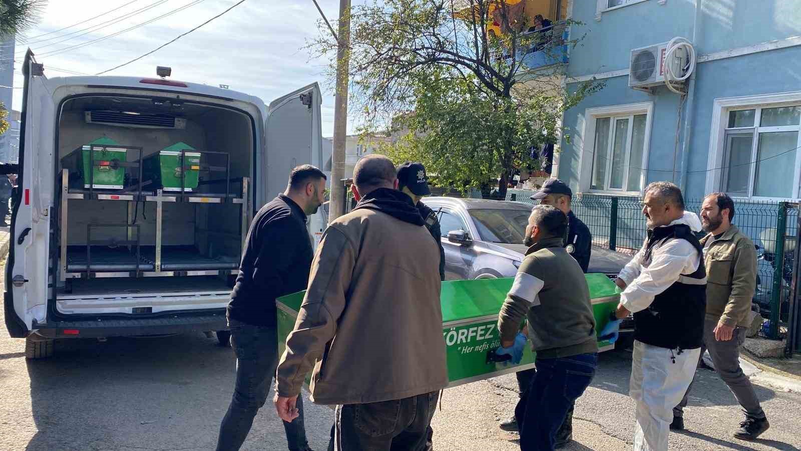 Eşini bıçaklayarak öldürdükten sonra kendini yaraladı