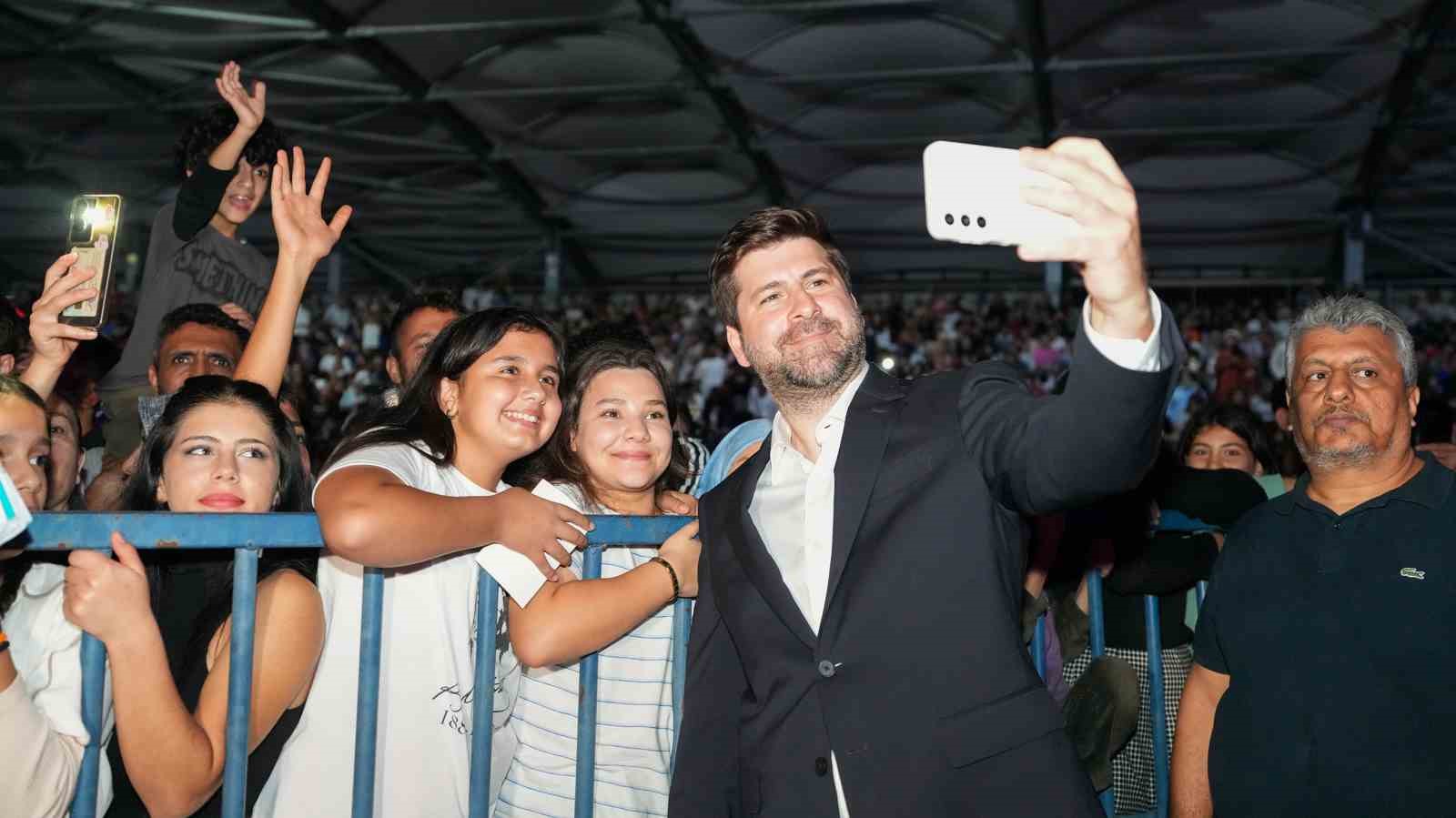 Tarsus&rsquo;ta cumhuriyet coşkusu Sefo konseriyle zirveye ulaştı
