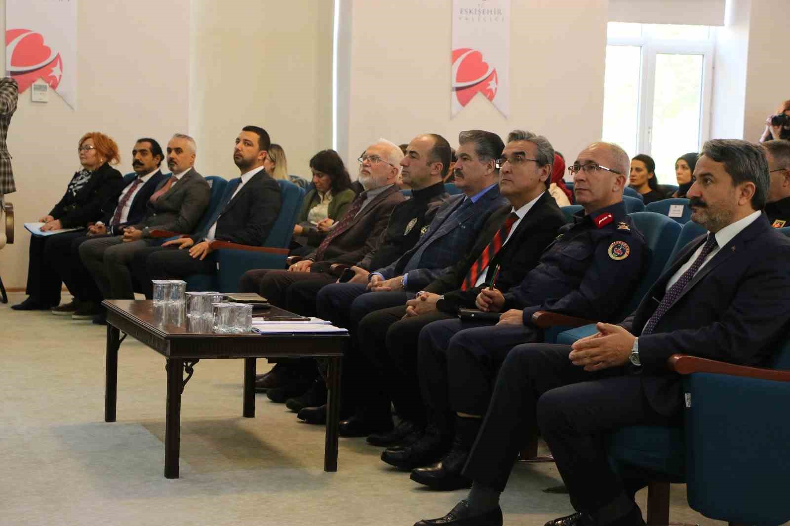 Sokakta dilenen ve okula gitmeyen 176 çocuk eğitime kazandırıldı