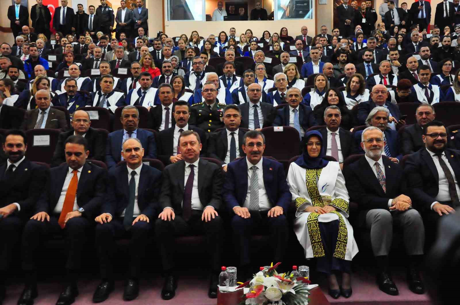 Cumhurbaşkanı Yardımcısı Cevdet Yılmaz’a MCBÜ’de ‘Fahri Profesörlük’ unvanı