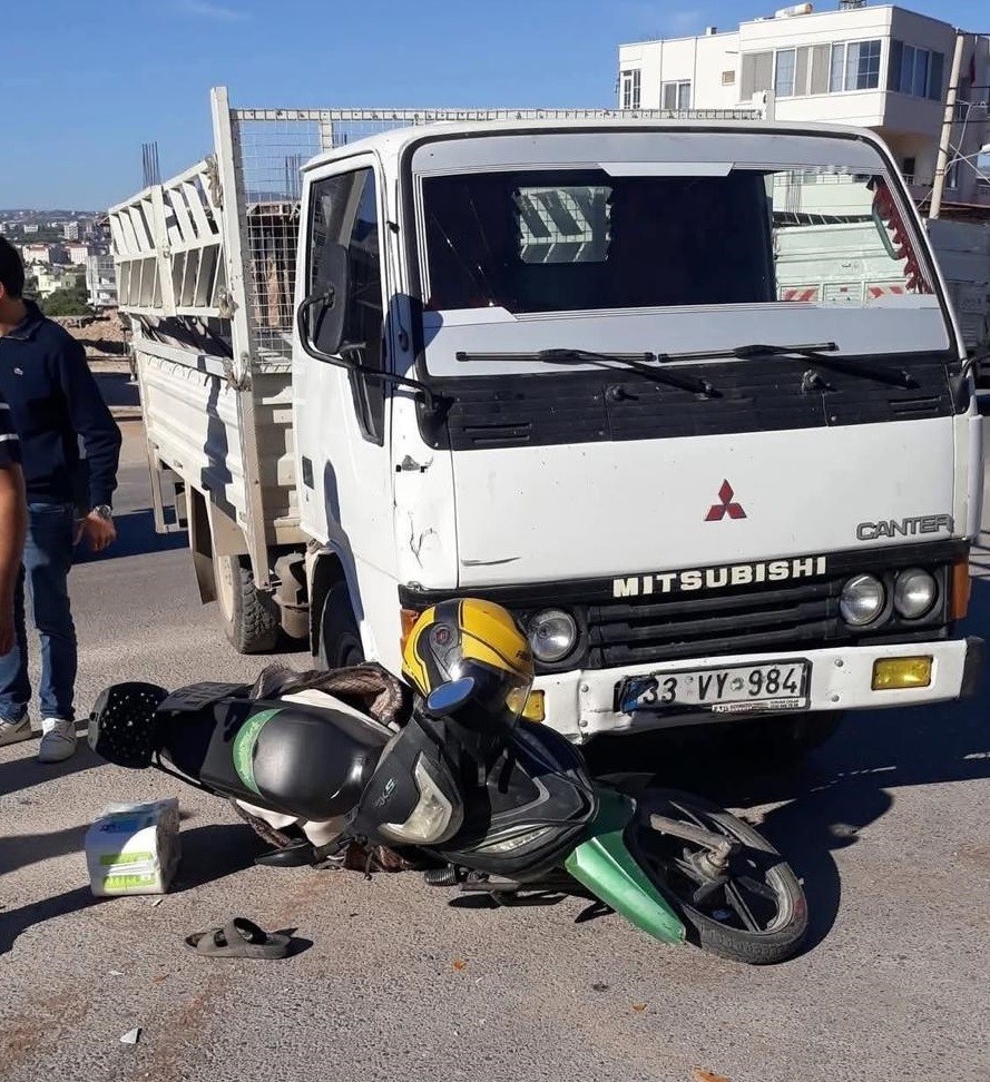 Motosikletle kamyonet çarpıştı, kaza anı kameraya yansıdı