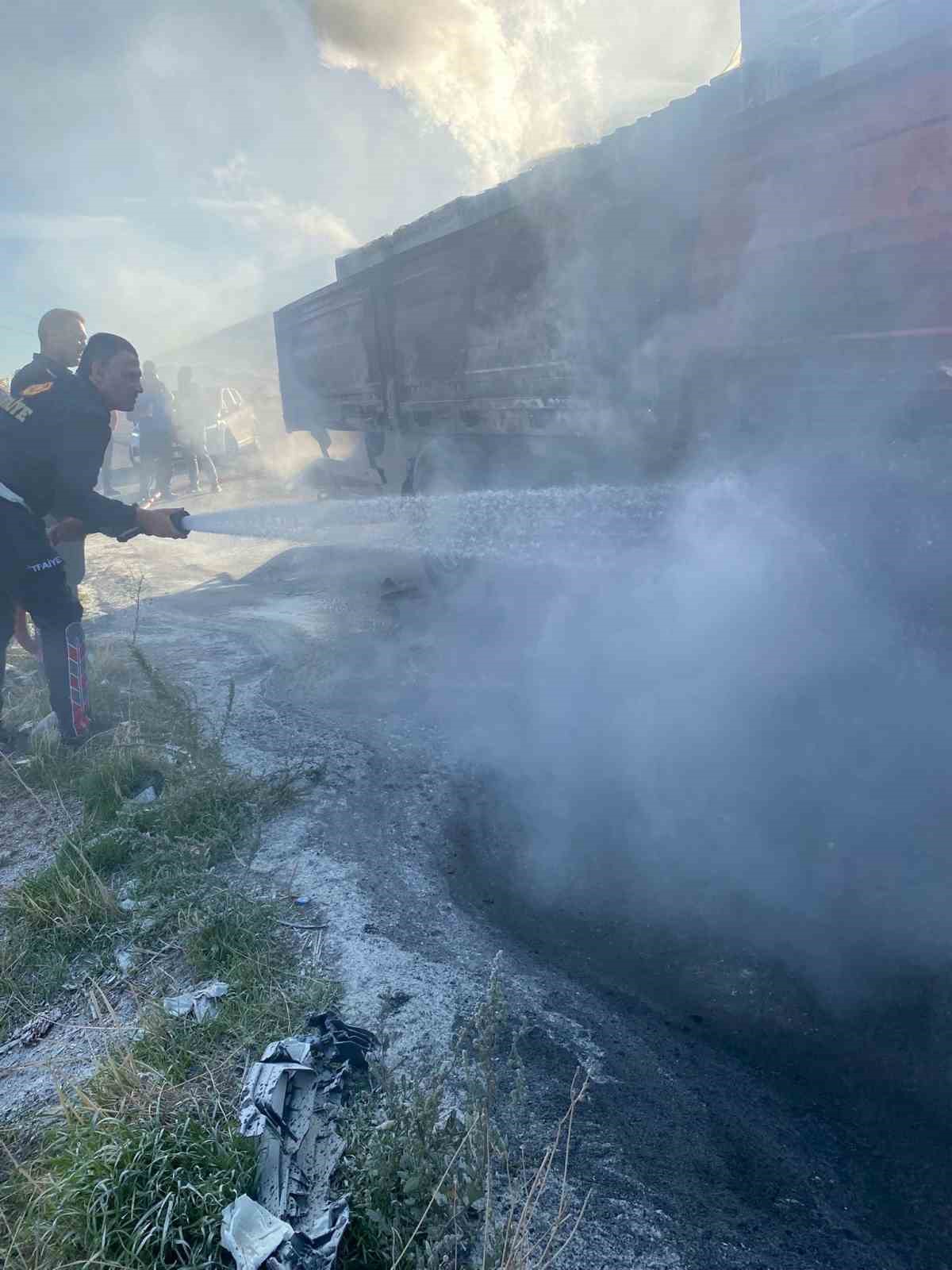 Seyir halindeki tırda &ccedil;ıkan yangın korkuttu

