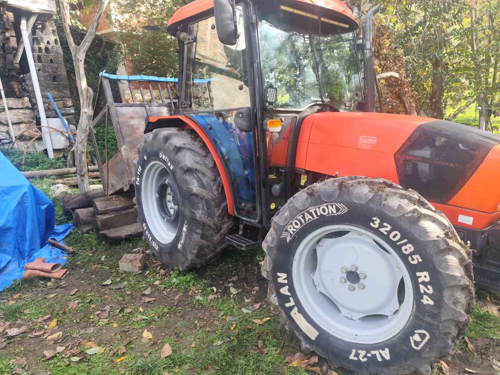 Köy muhtarı, traktörle kazan arasında sıkışarak ağır yaralandı