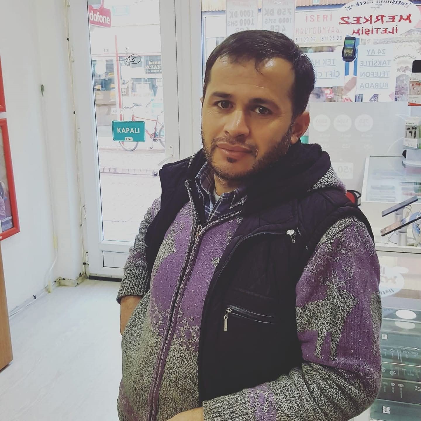 Köy muhtarı, traktörle kazan arasında sıkışarak ağır yaralandı