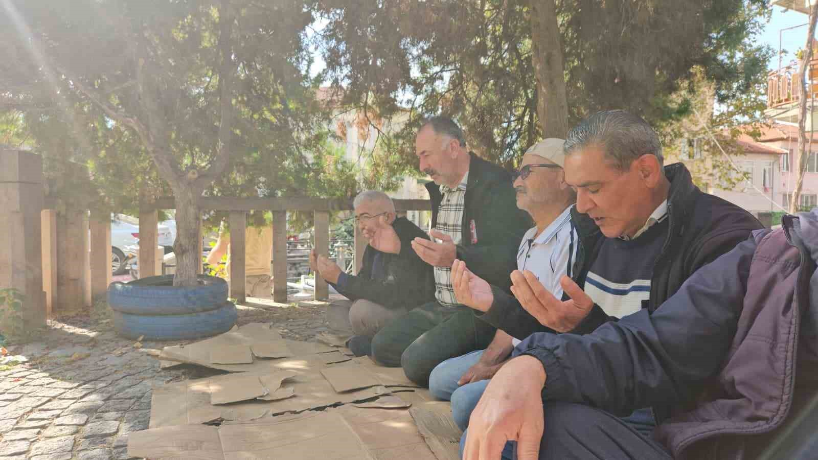 Depremin vurduğu Sındırgı’da cuma namazı çadırlarda kılındı