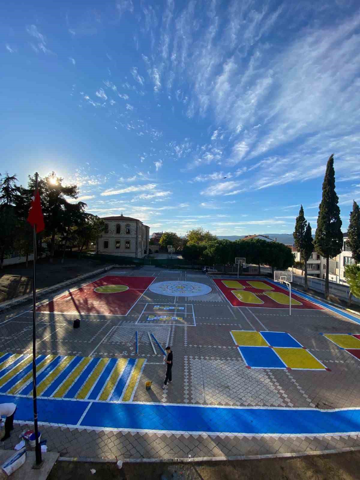 &Uuml;niversiteli gen&ccedil;lerden İlkokula &ccedil;ocuklar i&ccedil;in oyun alanı
