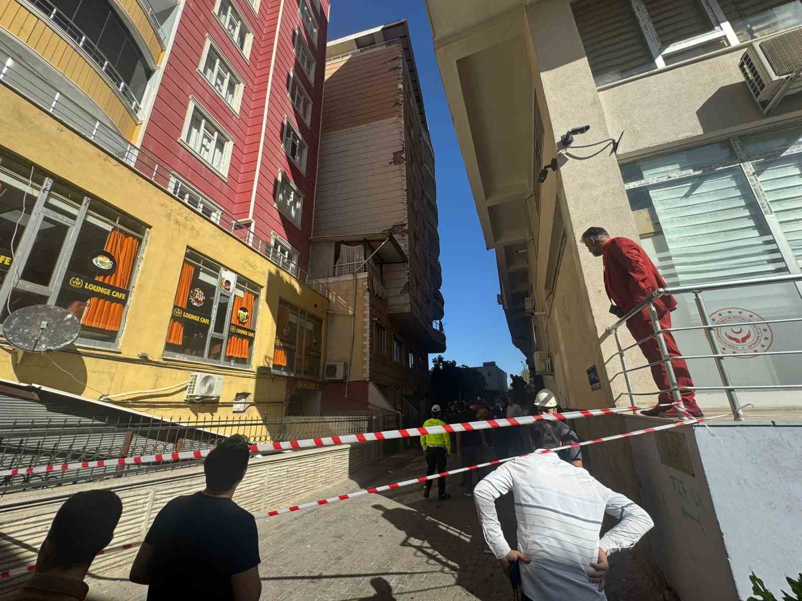 Siirt&rsquo;te bir binadaki dairede &ccedil;ıkan yangında 7 kişi dumandan etkilendi
