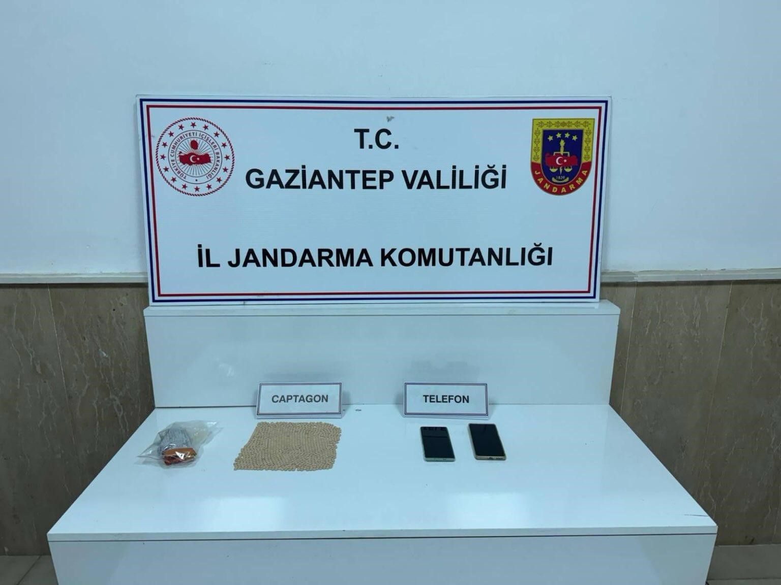 Gaziantep&rsquo;te 4 bin 587 adet captagon hap ele ge&ccedil;irildi: 4 şahıs tutuklandı
