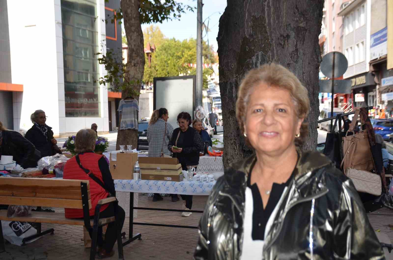 El emeği g&ouml;z nuru &uuml;r&uuml;nleri &uuml;niversite &ouml;ğrencilerinin bursu i&ccedil;in &uuml;retiyorlar
