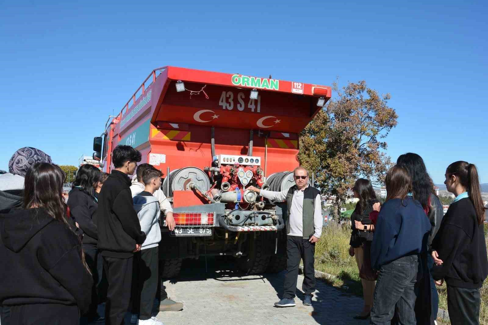 K&uuml;tahya&rsquo;da lise &ouml;ğrencileri orman yangınlarıyla m&uuml;cadele konusunda bilgilendirildi
