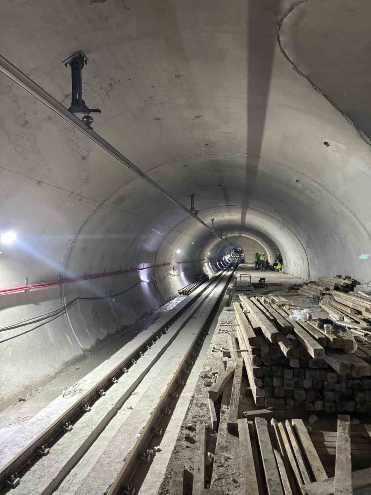 Gebze&rsquo;de 4 kişiye mezar olan binanın yakınından ge&ccedil;en metro hattının i&ccedil;i g&ouml;r&uuml;nt&uuml;lendi
