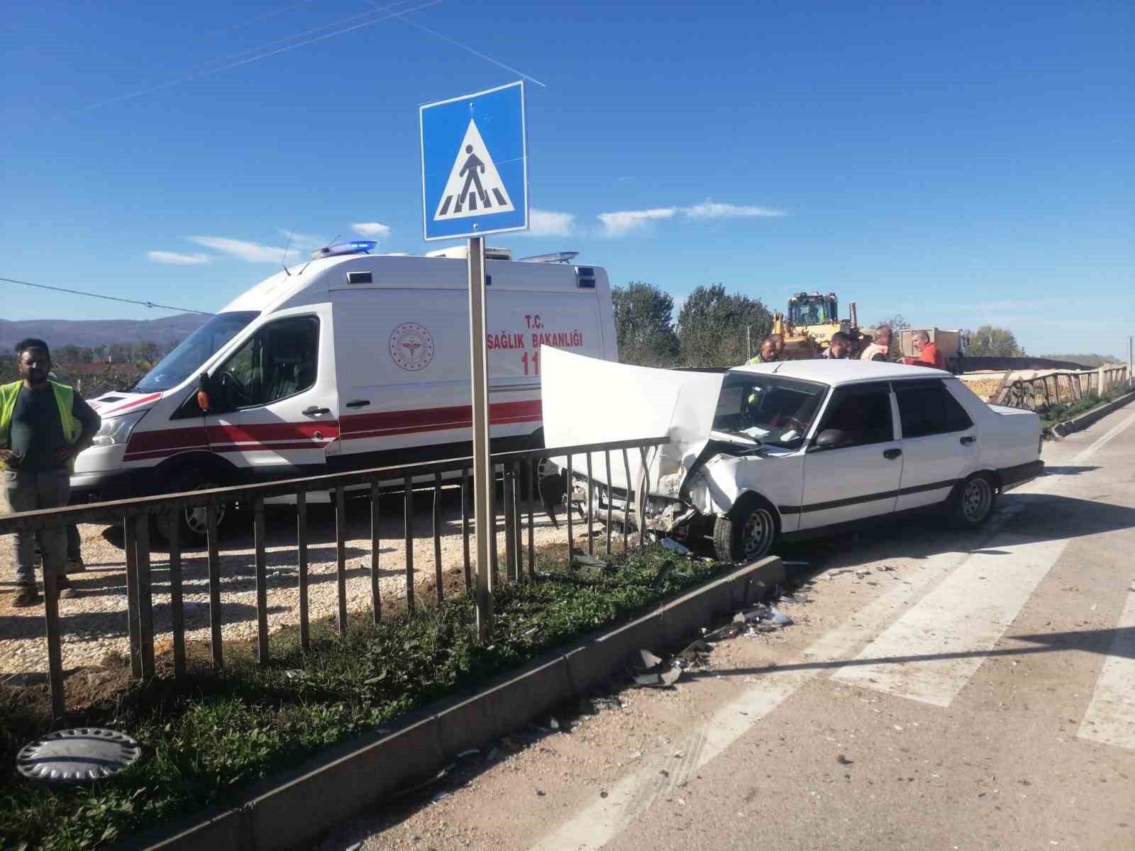 Tokat’ta kaza yapan otomobil bariyere girdi